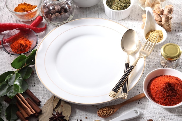 Stół z talerzami i przyprawami
